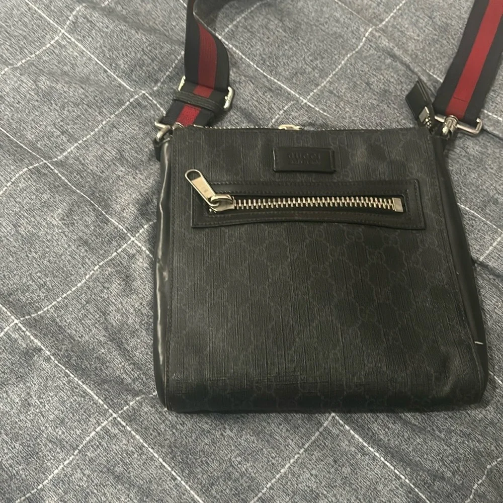 Gucci Black Messenger Bag Sleek Design - Picture 2 of 2